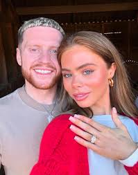 Faith Kelly's Instagram, Twitter & Facebook