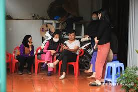 Điều may mắn là cặp vợ chồng ở tầng 12 đã nghe thấy tiếng động và vội đưa nhóm lính cứu hỏa nhanh chóng phá song cửa sổ để đưa cậu bé vào. Jlhbfaix73epzm