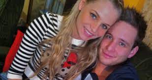 Édesanyja, gazdag beáta ügyvéd, a színésznő menedzsere. Istenes Bence Es Iszak Eszter Egy Par Starity Hu