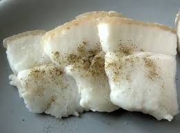 Tai slanina in fasii inguste si lungi, o freci bine cu sare grunjoasa, o asezi in vas de lemn sau de plastic in care ai pus sipci de scandura. Cum Se PregÄteÈte AdevÄrata SlÄninÄ UcraineanÄ Mamaplus