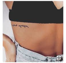 Der Skal Sta Embrace Yourself Tattoo Rippen Frau Schriftzug Rippen Tattoo Tattoo Schriftzuge Ideen