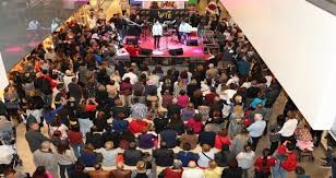 Çocukluğu i̇stanbul'da moda'da geçen sicimoğlu, talas amerikan okulu'nda ve ardından tarsus amerikan koleji'nde eğitim görmüştür. Baba Kiz Ayni Sahnede