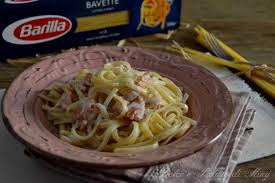 Fatta oggi ho soffritto un pezzetto di cipolla affettata fine in olio, aggiunto il salmone affumicato a pezzettini piccolissimi, aggiunte olive nere sbriciolate, rosolato, sfumato con birra, fatto asciugare, aggiunto la robiola, stemperata per bene e aggiunta la pasta cotta e scolata. Bavette Con Salmone E Crema Di Robiola Dolce E Salato Di Miky
