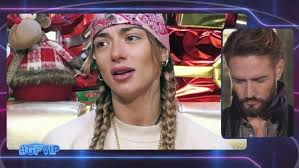 GF Vip 2021: Soleil e le conseguenze dell'amore, Alex Beli la ascolta fuori  la porta rossa