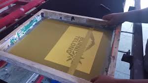 Sejarah cetak saring (sablon) cetak sablon atau cetak saring telah lama di kenal dan di gunakan oleh bangsa jepang sejak tahun 1664, abad ke 17, ketika itu yujensai miyasaki dan zisukeo mengembangkannya dengan menyablon kain kimono beraneka motif. Seni Grafis Yang Menggunakan Bentangan Kain Kasa Screen Sebagai Media Cetaknya Adalah