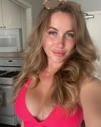 Jennifer Bayless's Instagram, Twitter & Facebook