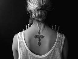 Une croix minimaliste sur le dos. Epingle Sur Tatoo