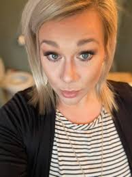 Can somebody tell me what is the step-by-step process to applying make up? ￼