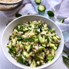 Sapete come si fa a pulire bene i gamberetti? Insalata Di Riso Integrale Con Zucchine Marinate Al Limone Tofu E Menta I Feel Betta