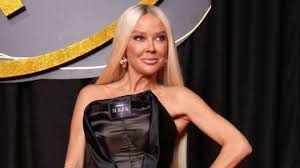 Ni vrućina ju nije spriječila da se uvuče u kožni komplet i izbaci adute,  zasjenila je čak i moćnu jurilicu kojom je stigla u noćni provod