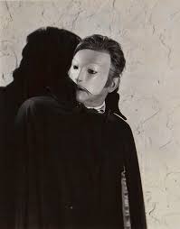 El fantasma de la ópera es una película de terror del año 1943, dirigida por arthur lubin, basada en la novela le fantôme de l'opéra de 1910 de gaston leroux y en la adaptación de 1925, está protagonizada por nelson eddy, susanna foster, y claude rains. Claude Rains En El Fantasma De La Opera Phantom Of The Opera 1943 El Fantasma De La Opera Fantasma Opera