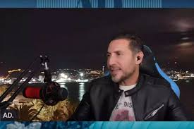 Vuelve Antonio David Flores y muchos se fijan en lo que lleva en la mano: muy extraño