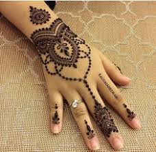 Pada dasarnya, itu adalah pola bunga dan pohon anggur diilustrasikan pada kedua tangan, tetapi ditarik dengan cara yang tidak teratur di kedua tangan. 98 Ide Mehndi Designs Desain Henna Henna Henna Tangan