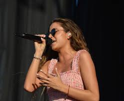 Camila gallardo se hizo conocida luego de su segundo lugar en el programa the voice, gracias a ese impulso pudo lanzar su carrera musical y su canción abrázame se hizo conocida a nivel nacional. Cami Wikipedia La Enciclopedia Libre