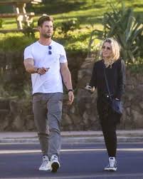 Elsa pataky deja entrever sus pechos bajo un vestido con transparencias. Chris Hemsworth And Elsa Pataky Entertainment Tonight
