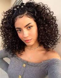 Modern Style Of Medium Curly Hair To Copy In 2020 Stylesmod Medium Curly Hair Styles Curly Hair Styles Curly Hair Styles Naturally