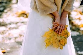 Incluso si tienes un presupuesto ajustado, hay formas asequibles de resaltar todo. Como Hacer Hojas Enceradas Para Decorar Una Boda De Otono