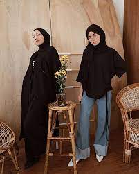 Mau upload foto bareng temen pasti mereka bakal nanya dan ngeliatin hasil foto, boleh nggak buat di upload? Sama Sama Berhijab Dan Mau Jalan Bareng Ini 5 Gaya Fashion Hijab Kembaran Spesial Untuk Kamu Facetofeet Com Line Today