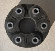 Die hardyscheibe (gelenkscheibe) ist eine meist aus gummi oder einem anderen elastischen material gefertigte scheibe mit zumeist einvulkanisierten buchsen aus metall, die bei kardanwellen. Bmw Hardyscheibe Gelenkscheibe 7610061 7546425