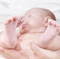 Infant newborn care after birth. How To Give Your Newborn A Bath Evybaby Com