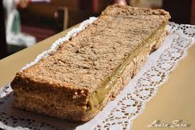 Albusurile se bat spuma cu un praf de sare. Prajitura Cu Blat De Bezea Si Crema De Nes Retete Culinare Cu Laura Sava Cele Mai Bune Retete Pentru Intreaga Familie