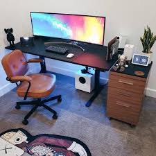 Ergonomic office chair with lumbar support mesh back for breathability. 3 999 Curtidas 19 Comentarios Minimal Geek Minimal Geek No Instagram Beautiful Workspace By Nsxttommy Desk Setup Home Office Setup Home Office Design