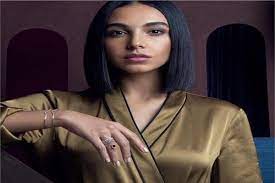 بدأت العمل في سن 16 كمذيعة راديو «رحاب إف إم» على الانترنت، درست الإعلام في جامعة القاهرة إلى جانب عملها كعارضة أزياء. Ø¨Ø¹Ø¯ Ø¸Ù‡ÙˆØ±Ù‡Ø§ Ù…Ø¹ Ø®Ø·ÙŠØ¨Ù‡Ø§ Ù…Ø§ Ù„Ø§ ØªØ¹Ø±ÙÙ‡ Ø¹Ù† Ø³Ù„Ù…Ù‰ Ø£Ø¨Ùˆ Ø¶ÙŠÙ Ø¨ÙˆØ§Ø¨Ø© Ø£Ø®Ø¨Ø§Ø± Ø§Ù„ÙŠÙˆÙ… Ø§Ù„Ø¥Ù„ÙƒØªØ±ÙˆÙ†ÙŠØ©
