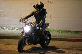 New Photos On Arrow Set For Ep 3x18 With Arrow In The Motorbike And A Police Persecution Are They After Him Arrow Cw Arrow Cast Persecution