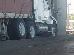 El accidente ocurrió en el kilómetro 25, en el llamado puente rojo, en valle de chalco, donde el conductor de una camioneta de transporte público impactó la parte trasera de un camión de volteo. Accidente En La Mexico Puebla Genera Trafico En Ambos Sentidos Meganoticias