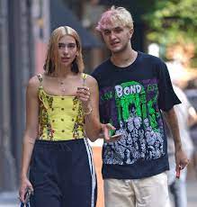 Dua lipa and her boyfriend anwar hadid just made it red carpet official. Anwar Hadid Und Dua Lipa Turteln Im Liebesurlaub In Sevilla Promiflash De
