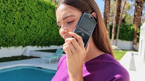 Motorola Razr 5G Review - Small ...