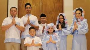 Nah, itu dia sederet model baju seragam lebaran keluarga artis indonesia yang bisa contek. Kompak Ini Foto Kostum Lebaran Keluarga Artis Tahun Ini