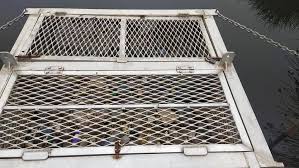 Tinggi hamparan sampah di sungai tersebut hampir sejajar dengan jalanan di sampingnya. Perangkap Sampah Di Jps Daerah Larut Matang Dan Selama Facebook