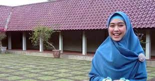 Bacaan Al Qur An Oki Setiana Dewi Dianggap Masih Acakadut Video Ini Membantah Tuduhan Tersebut Dewi