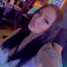 After the gig shenanigans… When you stumble upon a karaoke bar in  Huntsville Alabama 15 minutes before last call with @barrettbaber … of  course you close that joker down with “End Of