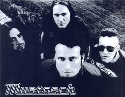 Hon kan inte så mycket om fotboll men hon stöttar och hjälper mig otroligt. Slavestate Mustasch Blaskoteket