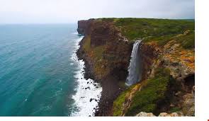 Non una piccola infiltrazione quella che danneggia la struttura sportiva, ma una autentica cascata d'acqua lungo tutte le pareti e sui sedili destinati agli spettatori Cascata A Mare Di Capo Nieddu Video Sardegna 2021