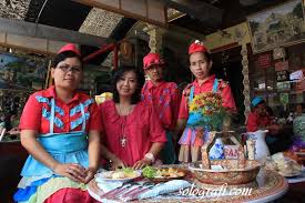 Ada rolade daging, telur rebus, kentang goreng, potongan wortel, kacang polong. Menikmati Selat Segar Mbak Lies Solo Grafi