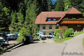 Wuchtige felsklötze, steil aufragende felswände. Ravennaschlucht Schwarzwald Pur Erkunde Die Welt
