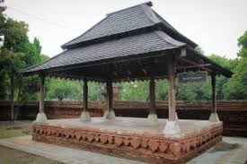 Jawa barat salah satu provinsi di indonesia yang ditinggali mayoritas suku sunda, memiliki rumah adat yang unik dan sudah digunakan sejak lama. 9 Keunikan Rumah Adat Kasepuhan Rumahlia Com