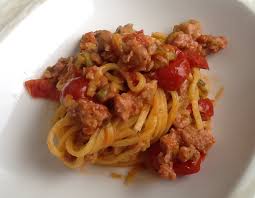 Pasta con peperoni, salsiccia e feta. Tagliolini Pomodorini Zucchine E Salsiccia