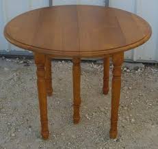 La table en chêne massif avec rallonges victoria permet d'accueillir jusqu'à 16 convives. Table Ronde Gabriel A Volets Diametre 105 4 Allonges En Chene Massif