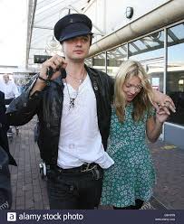 He is currently the singer/songwriter in the band babyshambles, although broke through with the libertines. Pete Doherty Und Kate Moss Stockfotografie Alamy