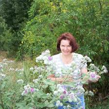 Der garten der frauen ist eine gedenkstätte des vereins garten der frauen e.v., die sich auf dem friedhof ohlsdorf in hamburg befindet und in der an frauen, die in der hamburger geschichte bedeutend waren, erinnert wird. 500 Frauen Im Garten Und In Der Natur Ideen Kunst Frau Natur