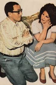اتولدت يوم 8 فبراير 1931 فى الحلميه الجديده فى حى عابدين فى القاهره فى مصر ، اسمها الأصلى فاطمة احمد كمال شاكر واسم الدلع (فتوش) ابوها المهندس الزراعى كمال. ØªØ¹Ø±Ù Ø¹Ù„Ù‰ Ù‚ØµØ© Ø§Ù„Ø­Ø¨ Ø§Ù„ØªÙ‰ Ø¬Ù…Ø¹Øª Ø¨ÙŠÙ† Ø´ÙˆÙŠÙƒØ§Ø± ÙˆÙØ¤Ø§Ø¯ Ø§Ù„Ù…Ù‡Ù†Ø¯Ø³ ØªÙ‚Ø§Ø±ÙŠØ± Ø§Ù„Ø£Ø±Ø¶