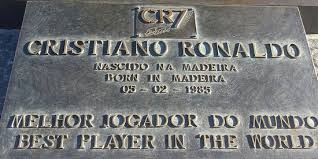 Cristiano ronaldo statue jetzt 4 bewertungen & 7 bilder beim testsieger holidaycheck entdecken und direkt hotels nahe cristiano ronaldo statue.infos cristiano ronaldo statue. Die Statue Von Cristiano Ronaldo Steht Vor Dem Cr7 Museum In Funchal Aufnahme Von Funchal Sightseeing Bus By Madeira Tours Tripadvisor