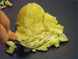 La raccolta delle patate è un'operazione semplice: Scuola Di Cucina Pulire Le Patate Le Ricette Dello Spicchio D Aglio