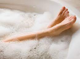 Das ist die badewanne von tim ellrich. Frau Badet In Kokosol Und Steckt Dann In Der Wanne Fest Wunderweib