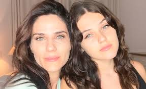 Foto de Rafaela Mandelli com a filha Catarina causa no Instagram e ganha  enxurrada de elogios de famosos