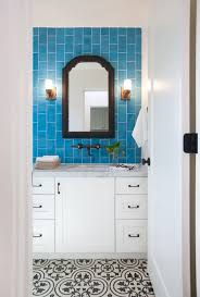 Une credence salle de bain pratique et… décorative. 1001 Idees Pour Amenager Une Salle De Bain En Carreaux De Ciment Plein De Charme Credence Salle De Bain Salle De Bain Carrelage Ciment